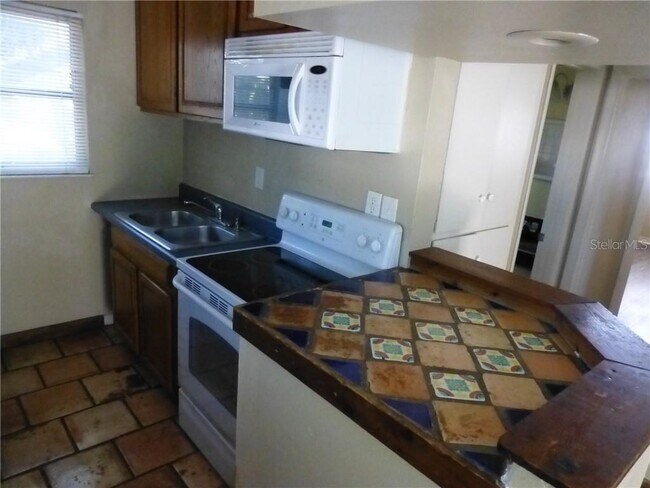 Building Photo - 643 Wisteria Ct