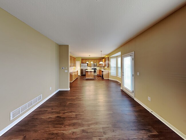 Foto del edificio - 203 Fox Glen Dr W