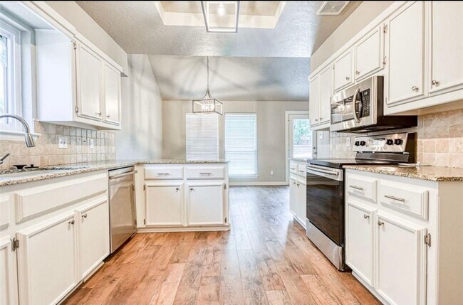 Foto del edificio - 3-Bedroom Home with Spacious Yard in Norman