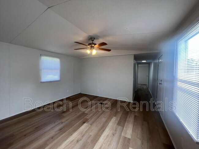 Building Photo - 210 Wren Ln