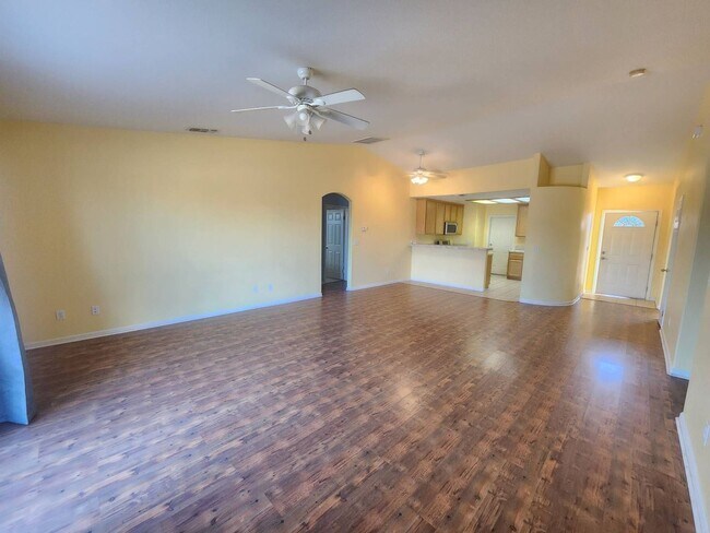 Foto del edificio - $300 MOVE IN SPECIAL!! 4 Bedroom home AVAI...