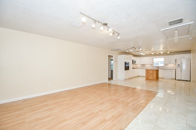 Building Photo - 4113 Edison St