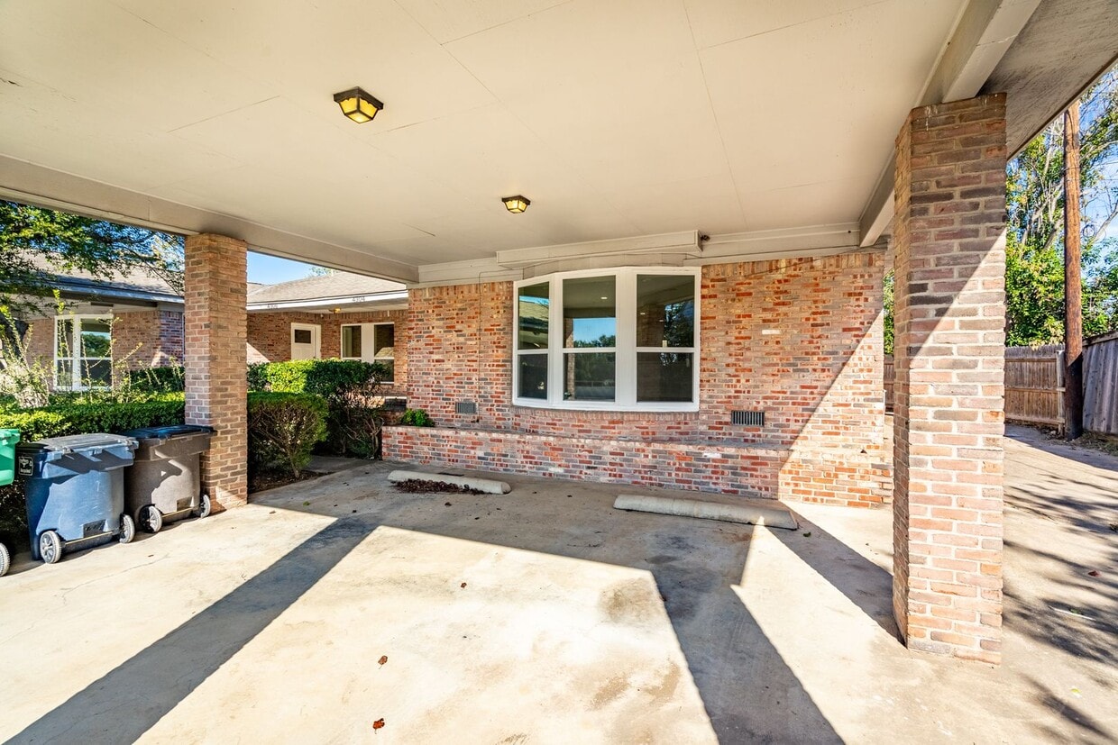 Primary Photo - SW Loop 820 - 4304/4306 *Lease Up Only*