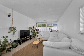 Building Photo - 2539 Bayshore Dr