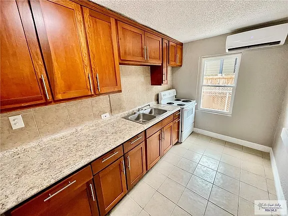 Foto del edificio - 2615 E 32nd St