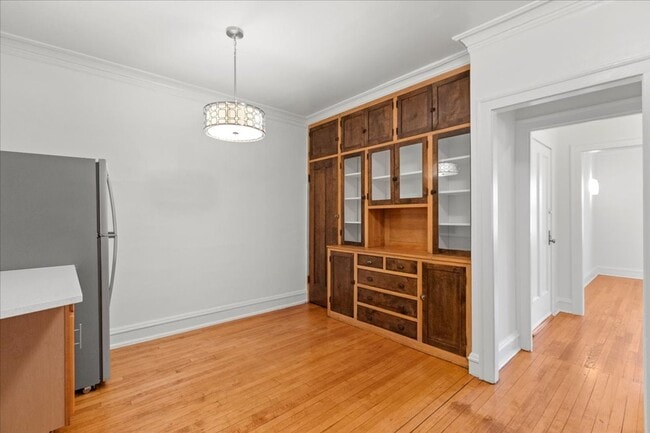 Building Photo - Large One Bedroom in Andersonville