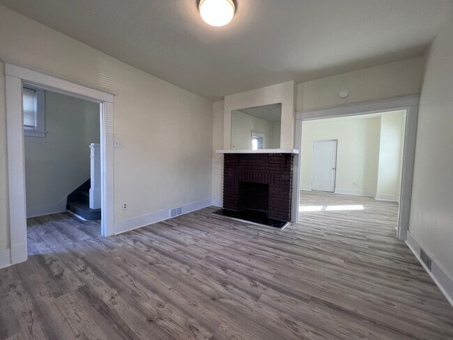 Building Photo - 2BR 2 Bath house with detached 2 door garage!