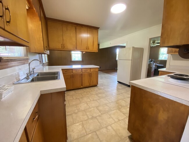 Building Photo - 9536 Redlawn Road