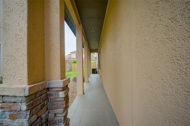 Building Photo - 2906 Royal Oaks Crest