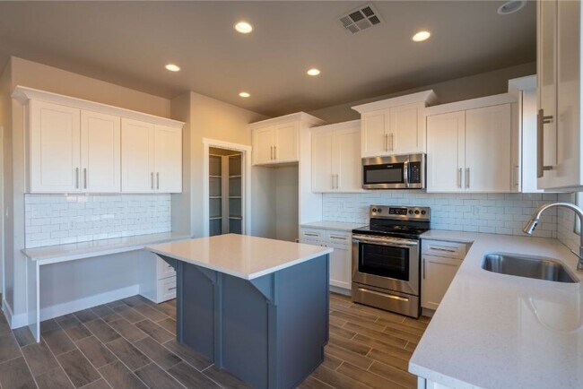 Foto del edificio - Beautiful 3 bedroom, 2.5 bath townhome, 2 ...