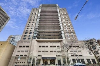 33 W Delaware Pl