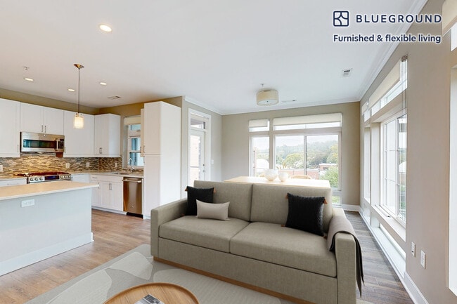 Building Photo - 240 E Shore Rd