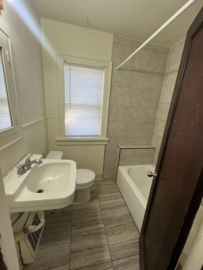 Foto del edificio - 445-447 S Main St