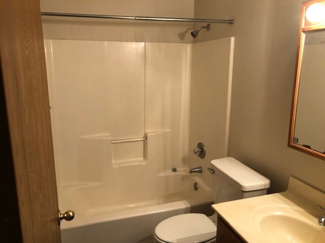 Bath - 330 Erie St SE