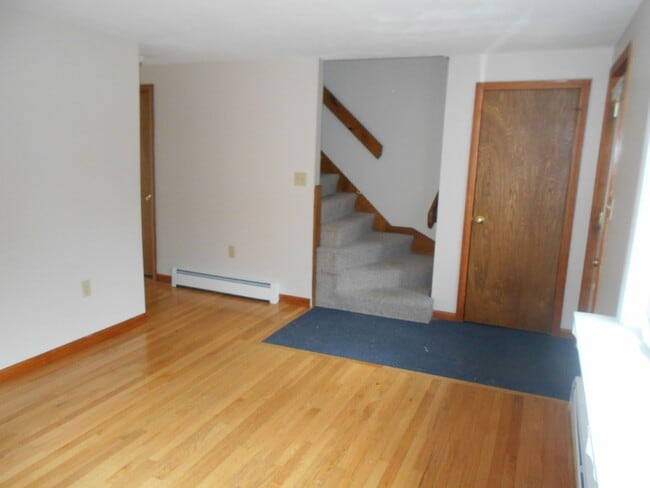Foto del edificio - Derry Townhouse for Rent- 2 Bedrooms + Loft!  Available Nov 15!