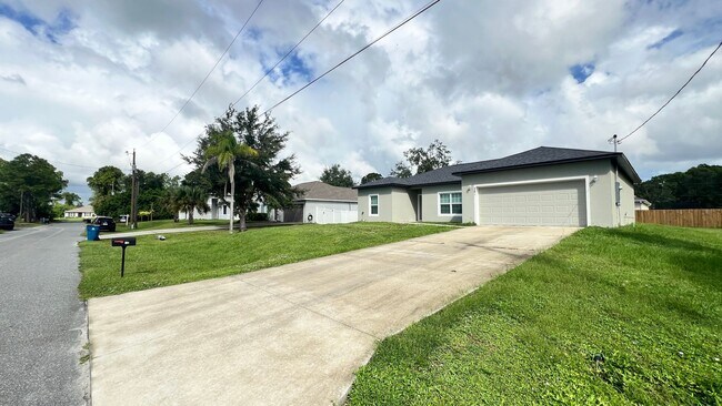 Foto del edificio - Stunning 3-Bed, 2-Bath Home in Palm Bay!