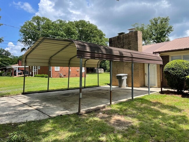 Building Photo - 3 BDRM 1 BA BRICK HOME IN RANDLEMAN, 1444 ...