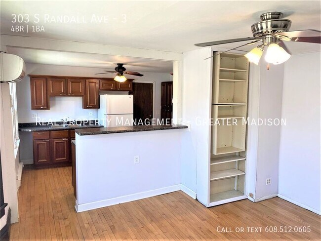 Building Photo - Great 3rd story flat with massive balcony!