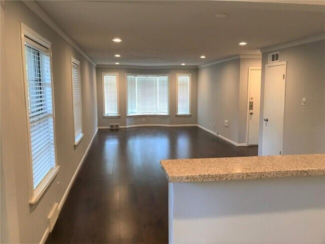 Building Photo - 6619 E Mockingbird Ln