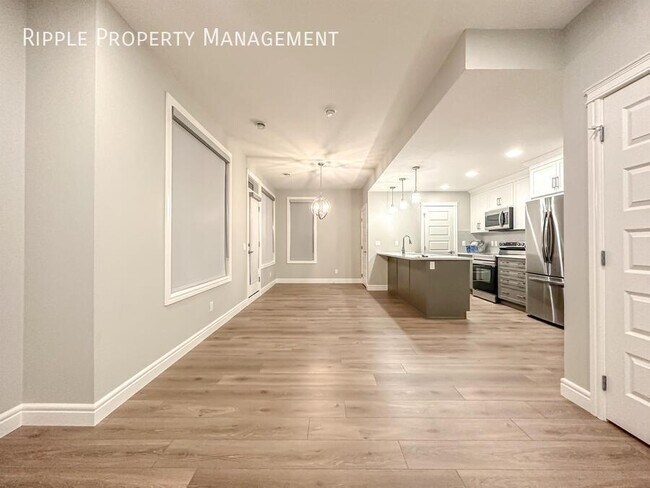 Photo du bâtiment - AMAZING 3 BEDS/ 2.5 BATHS TOWNHOUSE | WALKOUT BASEMENT