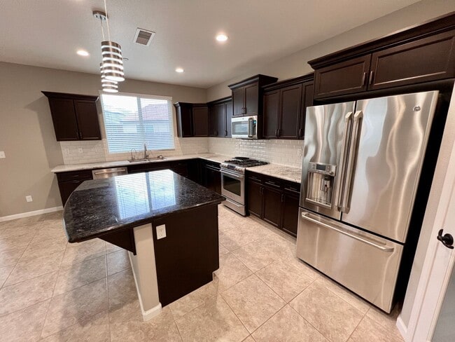 Foto del edificio - $2,495 Clovis East 3 Bedroom Home, Zero De...