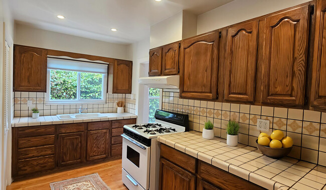 Foto del edificio - 6651 Lindenhurst Ave