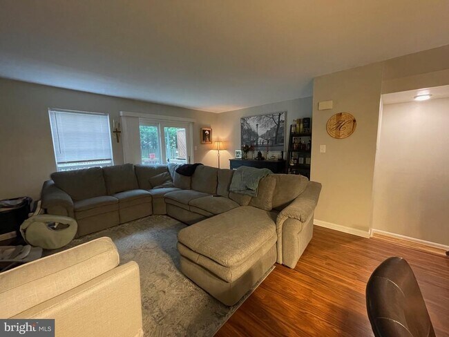 Building Photo - 1247 Quaker Hill Dr