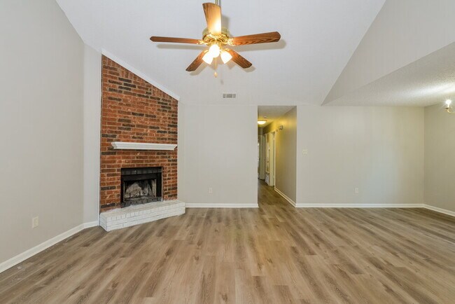 Foto del edificio - 6597 Sungate Dr S