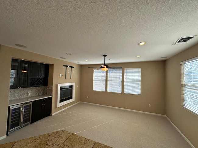 Building Photo - 2 Bed 2 Bath Townhouse W/ Attached Garage ...