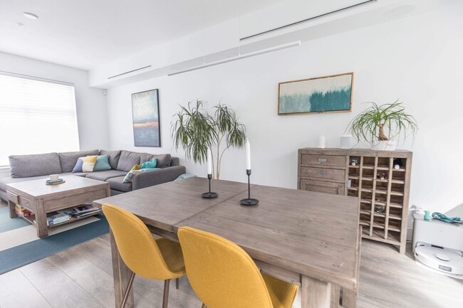 Dining room - 5228 Savile Row
