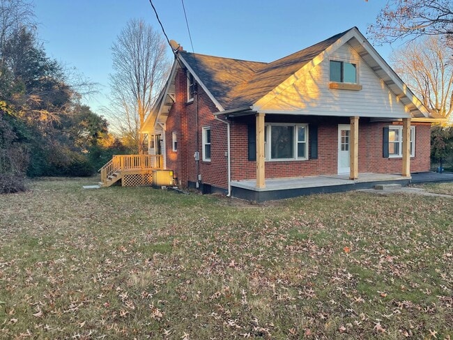 Building Photo - Brick 3 bedroom 2 bath in Bristol