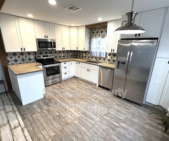 Building Photo - 635 W Hillcrest Dr