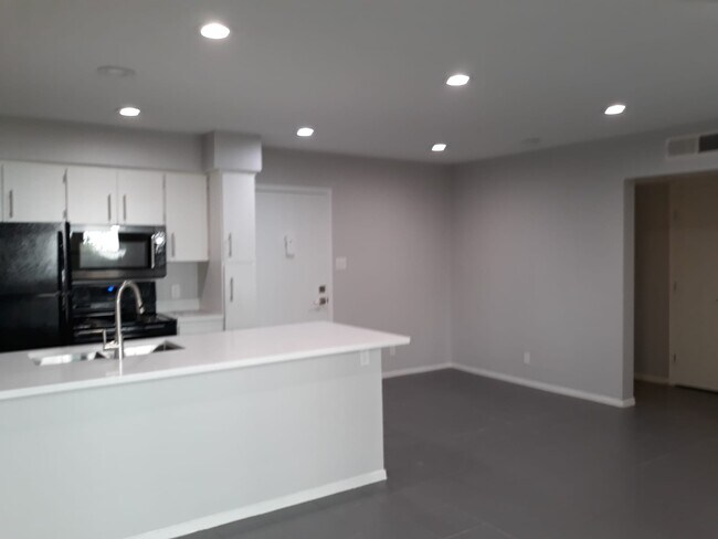 Building Photo - 910 Duncan Ln