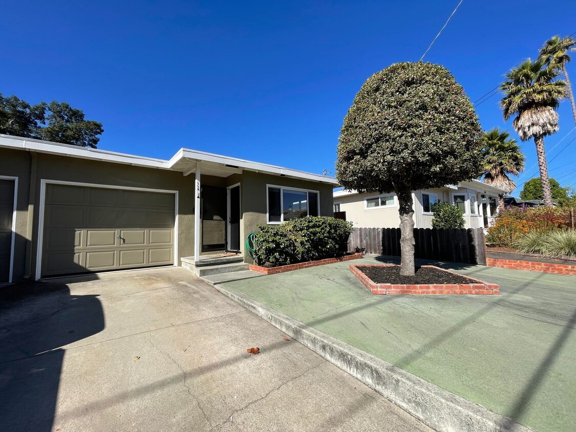 Primary Photo - Sunny Seabright 2Bd/1Ba Duplex with Garage...