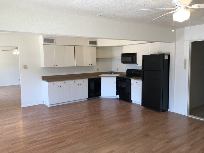 Building Photo - Spacious Home, Pets welcome