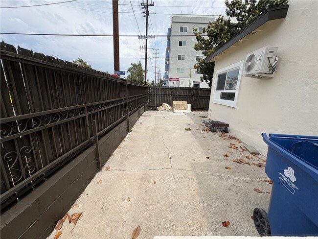 Building Photo - 1103 S Hobart Blvd