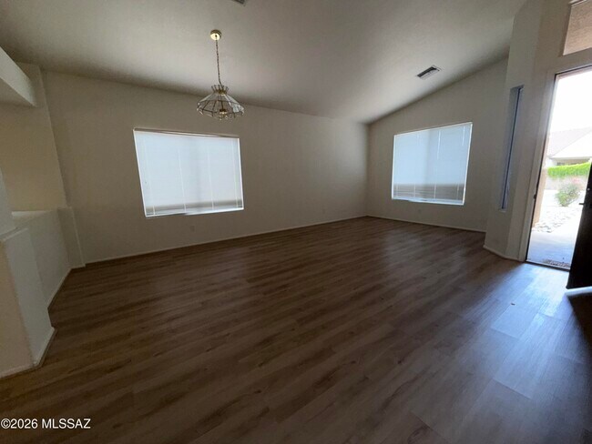 Foto del edificio - 7794 S Trumpet Vine Ave