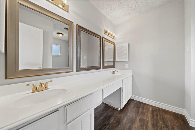 Building Photo - 15719 Timber Rock Dr
