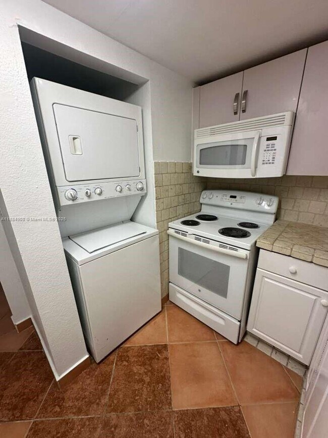 Foto del edificio - 10000 NW 80th Ct