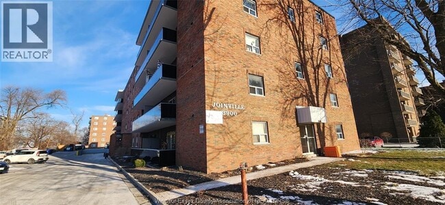 Building Photo - 3900 Wyandotte St E