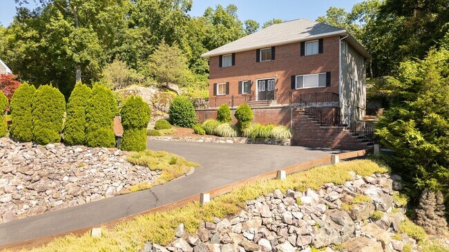 Foto del edificio - 12 Parkway Dr