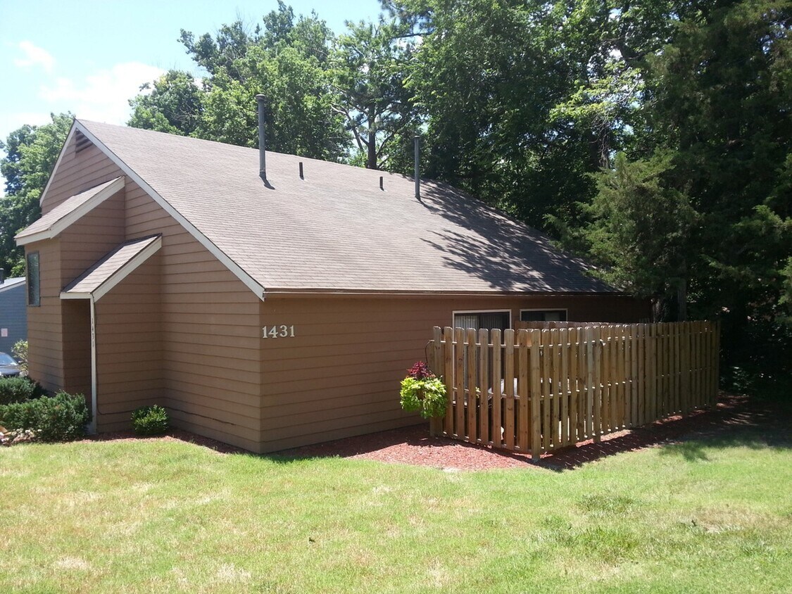 Primary Photo - 1431-1433 McCain Lane