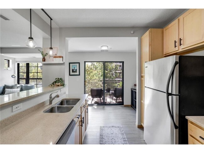 Building Photo - 2565 Franklin Ave