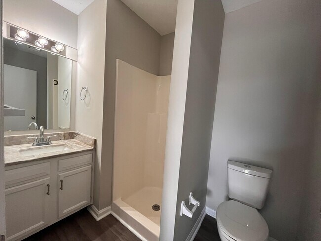 Foto del edificio - 402 Lakeview Dr