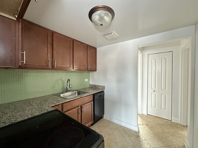 Foto del edificio - 7632 N Milwaukee Ave