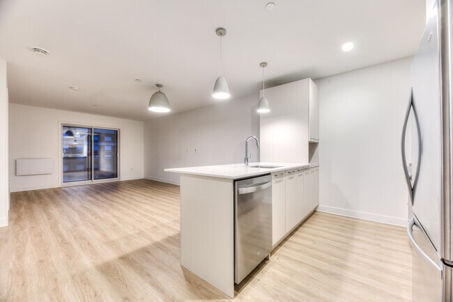 Building Photo - U706