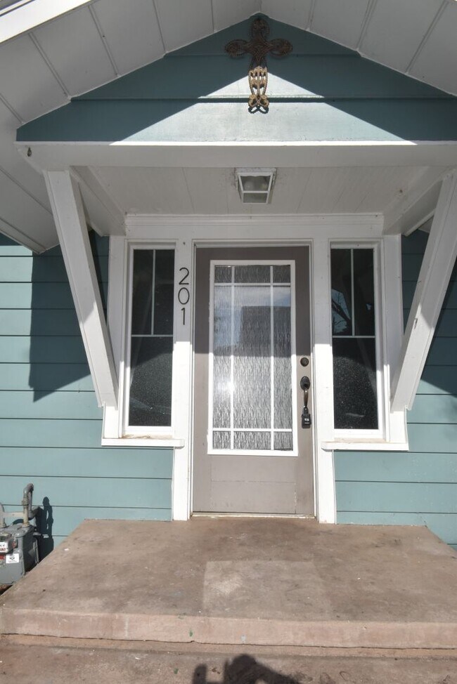 Building Photo - Elkhart 3 bedroom 1 bath home.