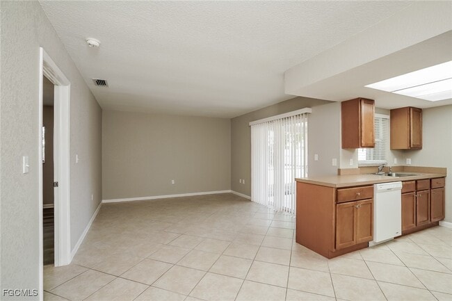 Building Photo - 1423 SE 18th St