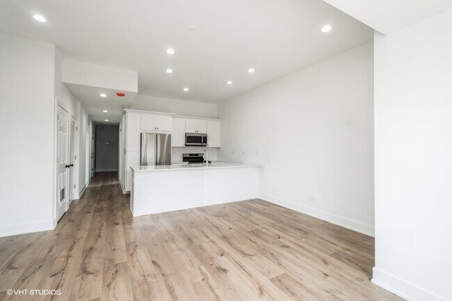 Building Photo - 4351 S Oakenwald Ave