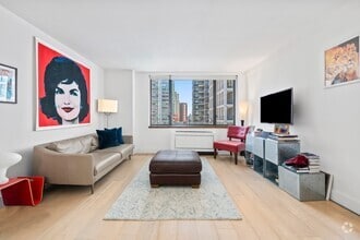 Building Photo - 30 W 61st St